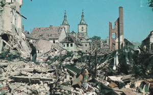 Am 11. und 12. September 1944 wurden die Gebäude am Gemüsemarkt vollständig zerstört. Allein an diesen beiden Tagen starben mehr als 500 Menschen in Fulda infolge der Bombenangriffe.