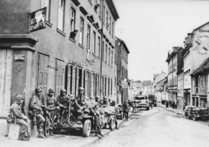 Anrückende Soldaten der US-Armee an Ostern 1945 in der Hinterburg.