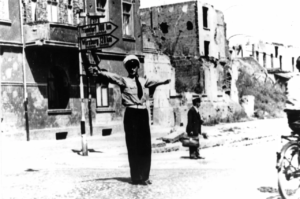 Hugo Sallmann, einer der ersten Verkehrspolizisten nach dem Krieg, regelt 1945/46 den Verkehr an der Kreuzung Leipzigerstraße / Kurfürstenstraße.